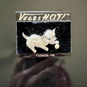 Vintage cat brooch- silver tone with clear stones